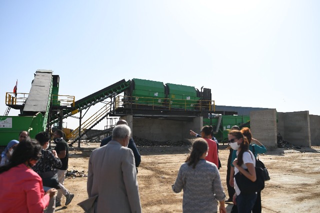 وفد الوكالة السويسرية للتعاون والتنمية يتابع سير العمل بمنظومة المخلفات الصلبة بقنا