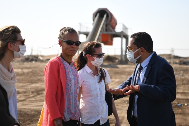 وفد الوكالة السويسرية للتعاون والتنمية يتابع سير العمل بمنظومة المخلفات الصلبة بقنا