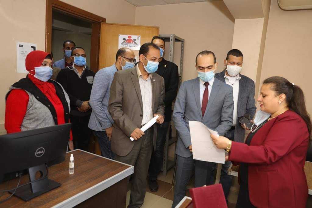 نائب محافظ سوهاج يتفقد سير العمل بالتأمين الصحي  