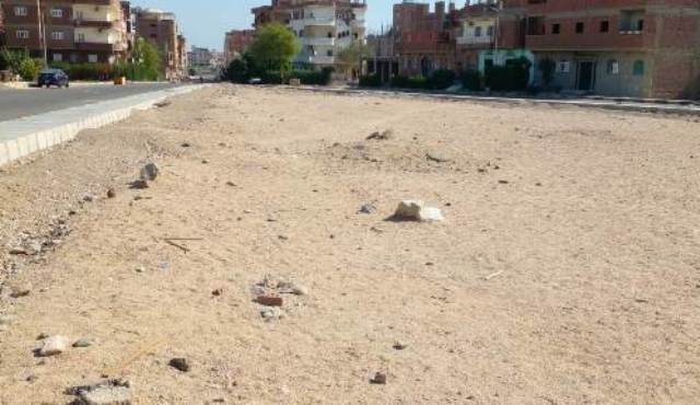 رئيس مدينة سفاجا يتفقد الموقع المقترح لإنشاء ممشي سياحي وحديقة عامة