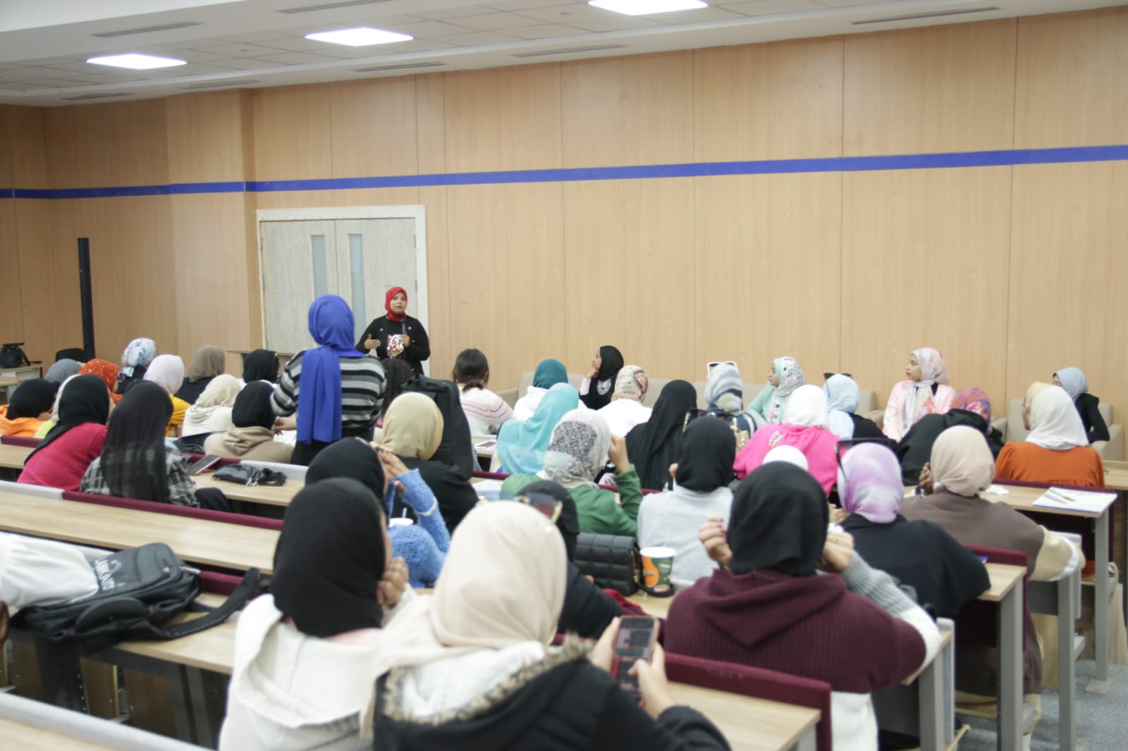 جلسة حوارية لاستعراض نماذج المرأة الناجحة في «طيبة التكنولوجية»