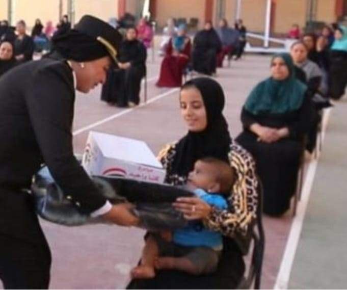 الداخلية توجه قافلة إنسانية بحى أهالينا 