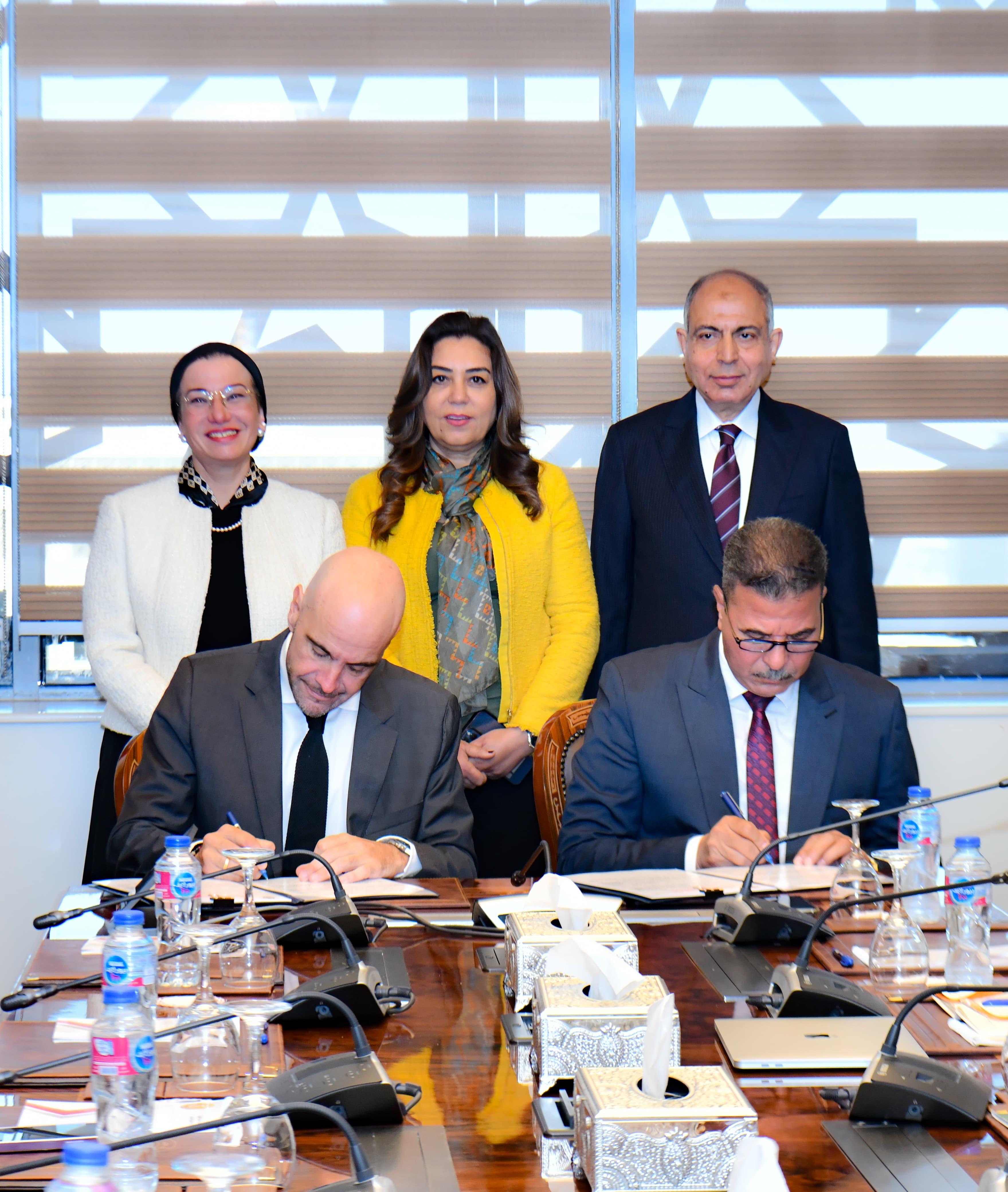 توقيع عقد إدارة وتشغيل مصنع تدوير المخلفات بتونا الجبل بين محاقظة المنيا وسيمكس