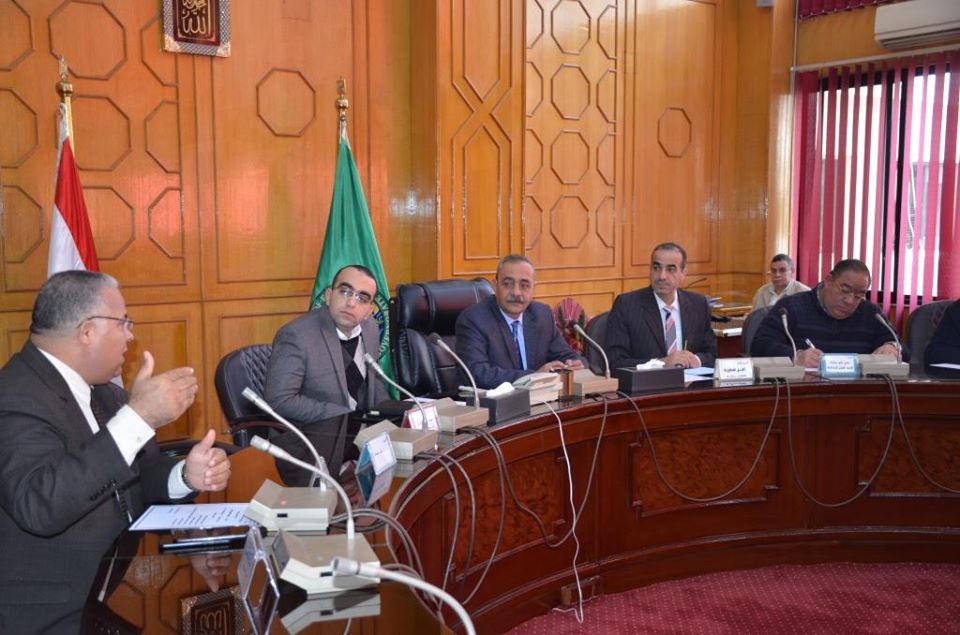 محافظ الإسماعلية يستعرض أنشطة الاتحادات الطلابية .صور