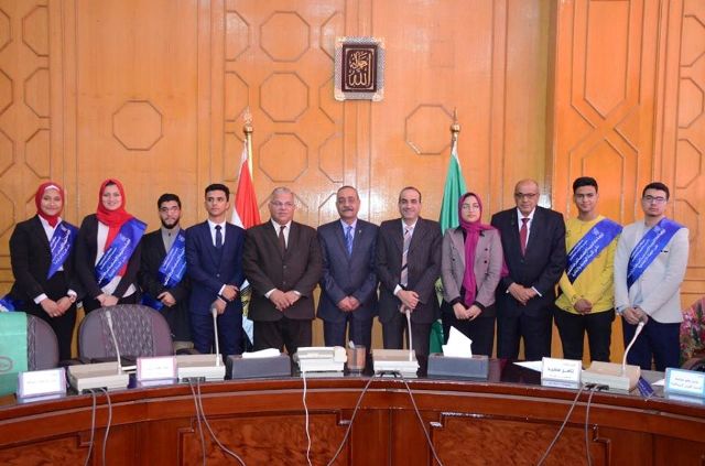 محافظ الإسماعلية يستعرض أنشطة الاتحادات الطلابية .صور