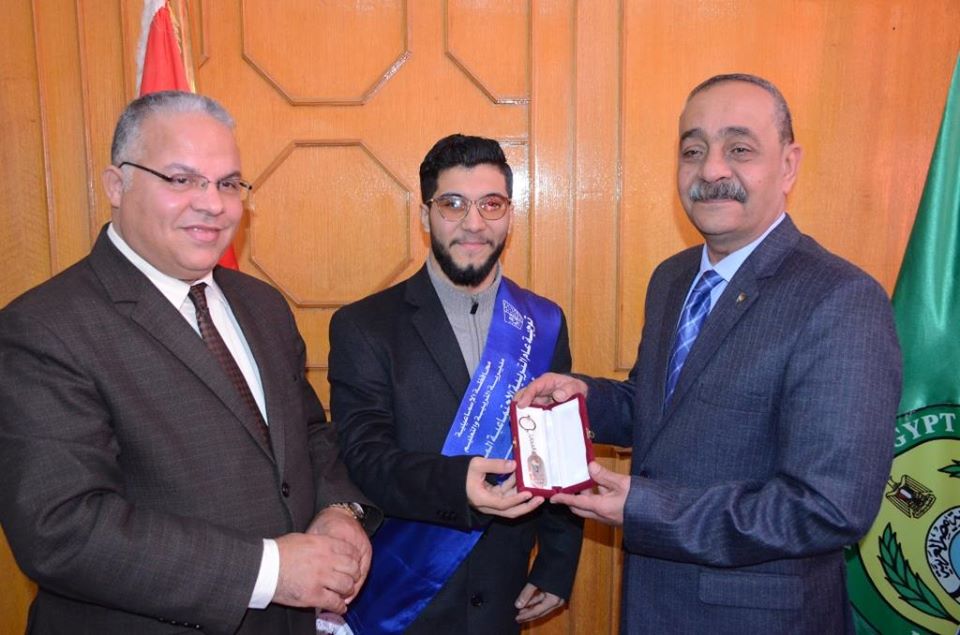 محافظ الإسماعلية يستعرض أنشطة الاتحادات الطلابية .صور