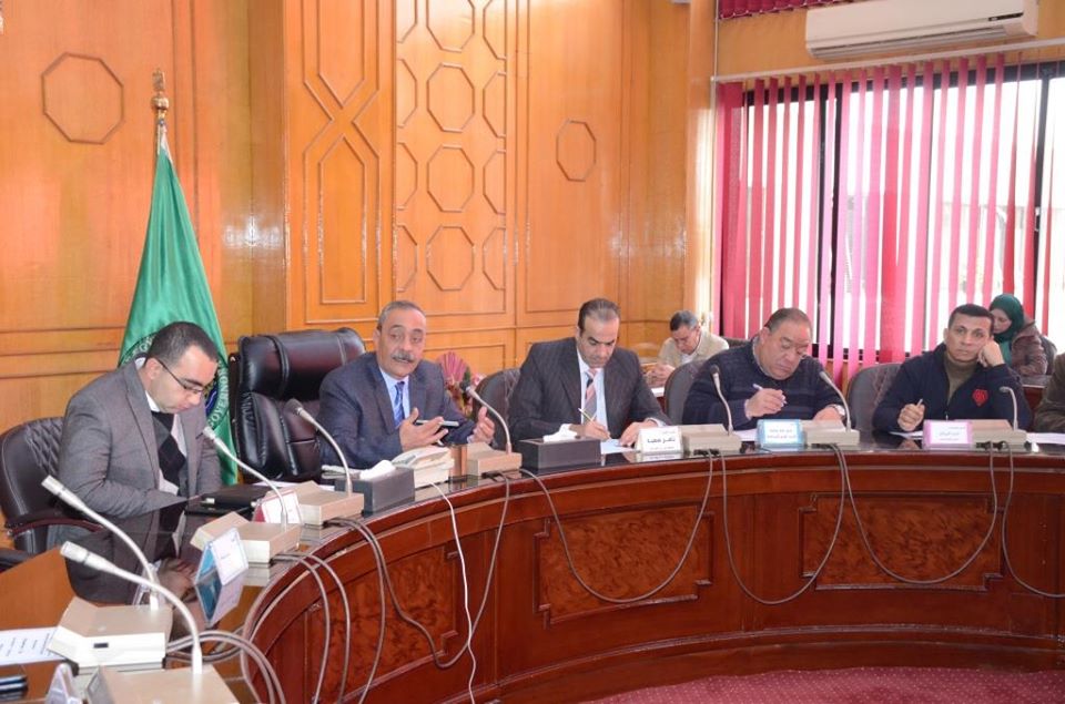 محافظ الإسماعلية يستعرض أنشطة الاتحادات الطلابية .صور