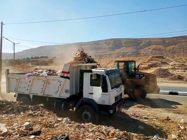 محافظ أسيوط: حملات نظافة وتشجير وصيانة كشافات الإنارة وتمهيد طرق.. بالصور