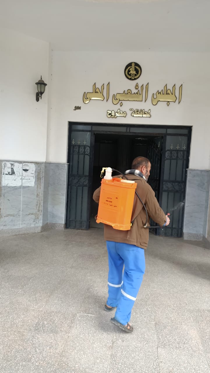 تطهير وتعقيم مقار مجلس العمد والمشايخ وشرطة الكهرباء بمرسي مطروح 