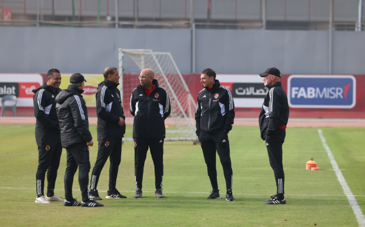 كولر يجتمع بجهازه المعاون