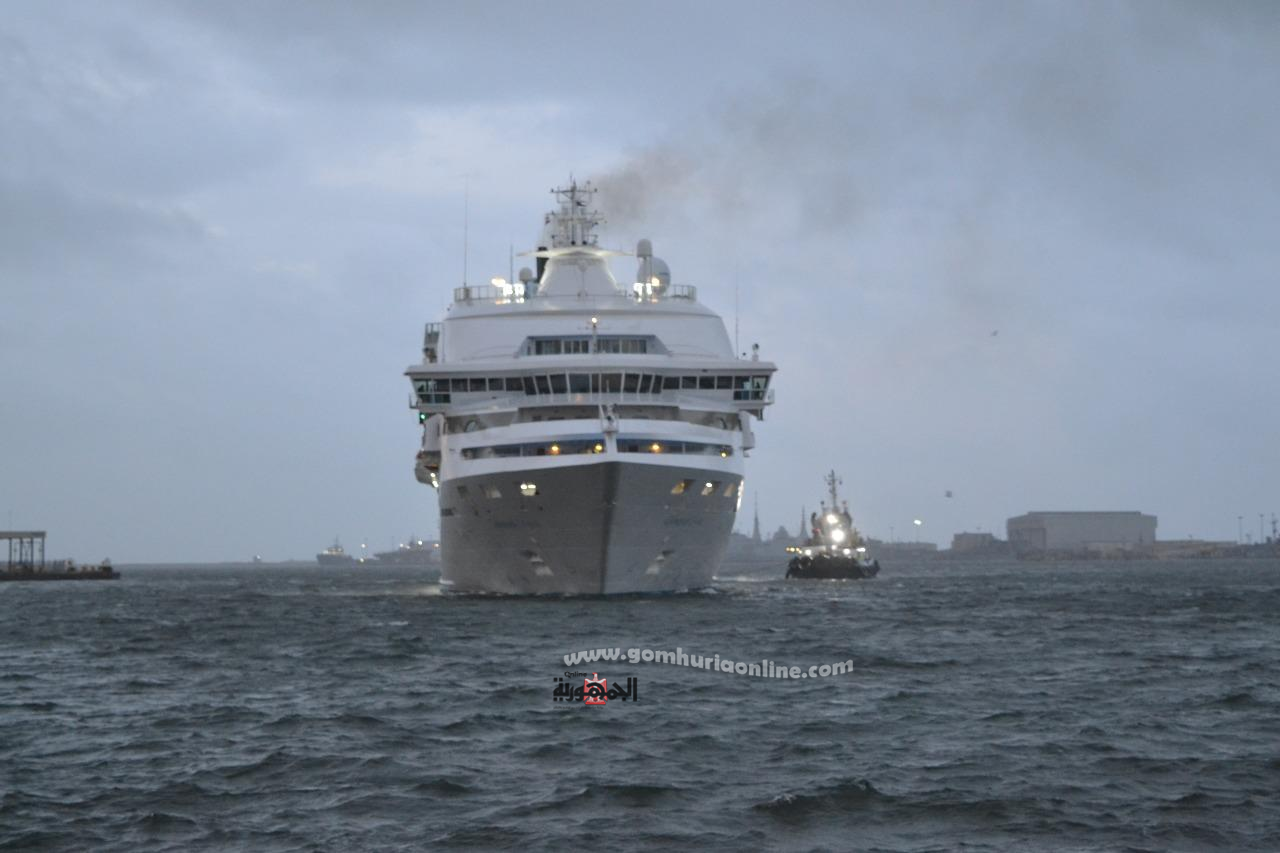 السفينة سليسيال كريستال اثناء مغادرتها الميناء