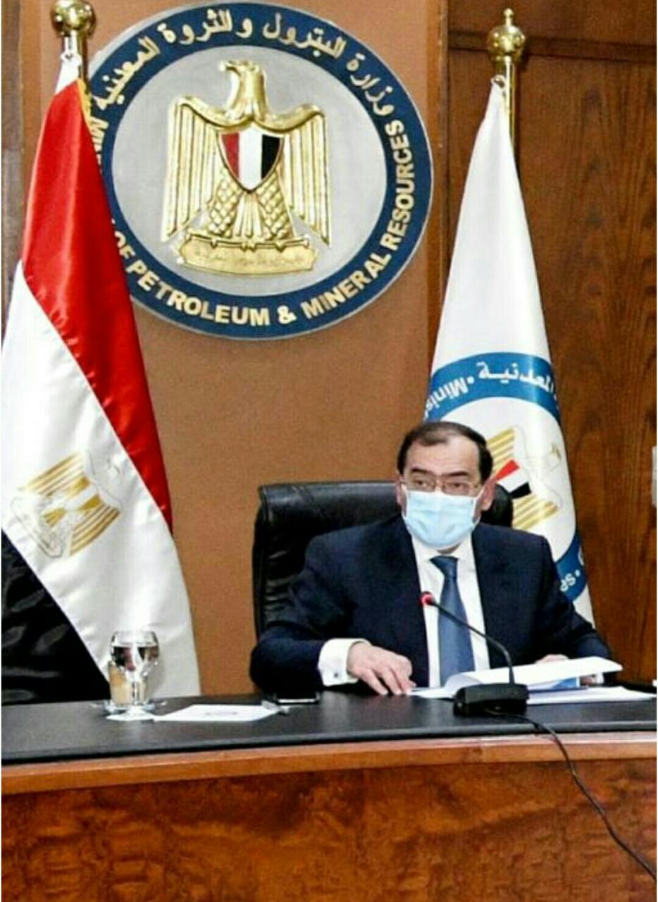 وزير البترول أثناء اللقاء ومتابعة التنفيذ 