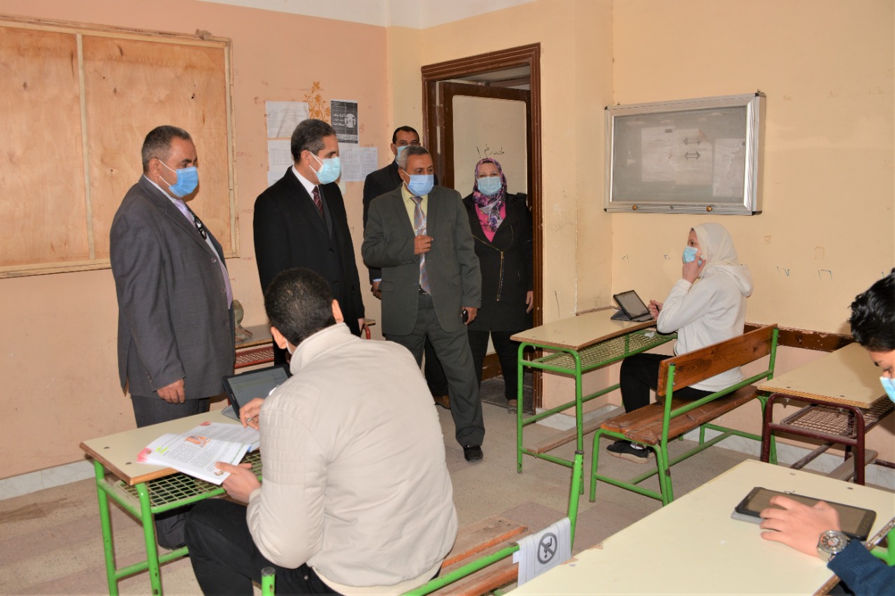 محافظ الغربية يتابع سير الامتحانات ببسيون وكفر الزيات -صور