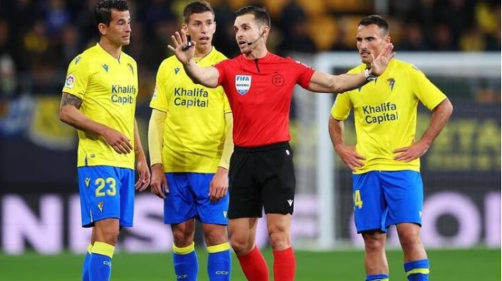  قادش يطالب ابقاف الدورى الاسبانى