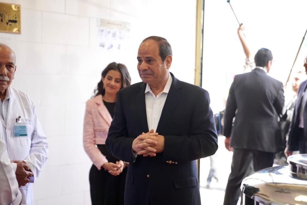 اشكركم باسمى واسم كل المصريين ..الرئيس السيسي لمتطوعى حياة كريمة: