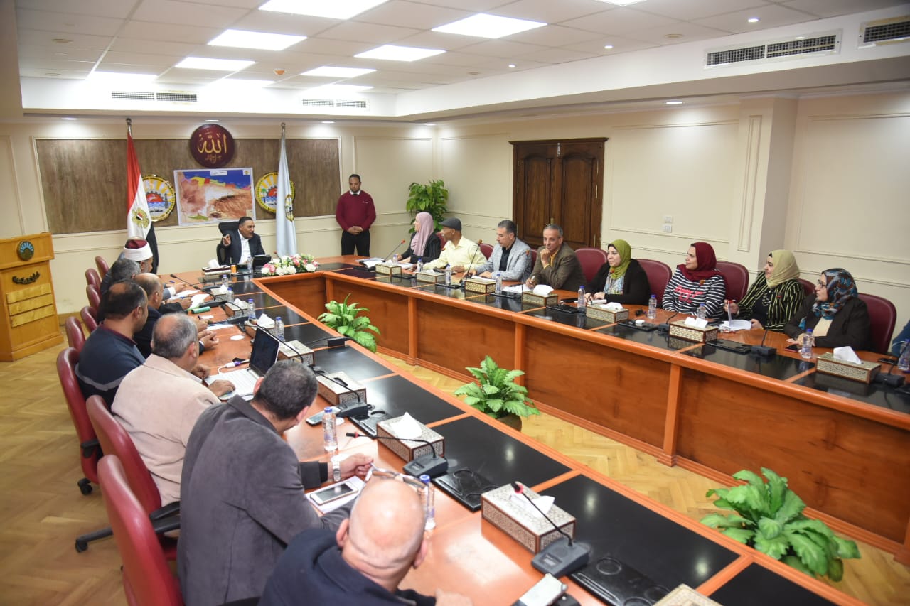 محافظ مطروح يناقش خطة المجلس القومى للسكان بمطروح
