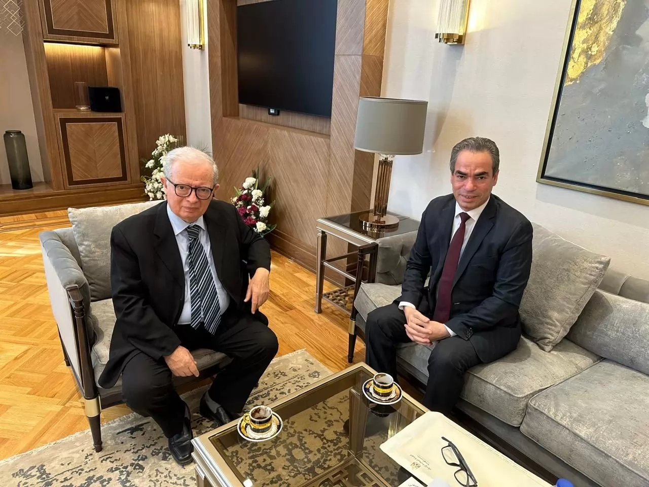 الكاتب أحمد المسلماني مع الدكتور حسين عيسي نائب رئيس الوزراء