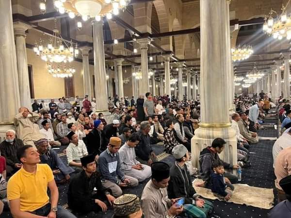 قبل قليل .. لقطات من صلاة التراويح من مسجد الحسين
