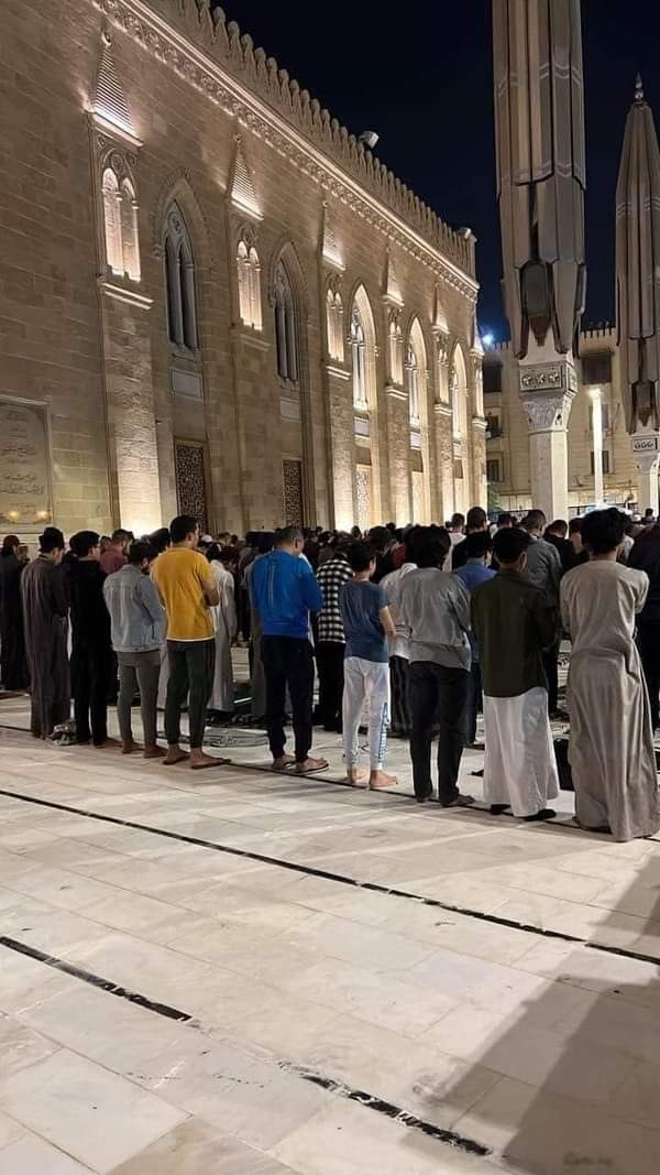قبل قليل .. لقطات من صلاة التراويح من مسجد الحسين
