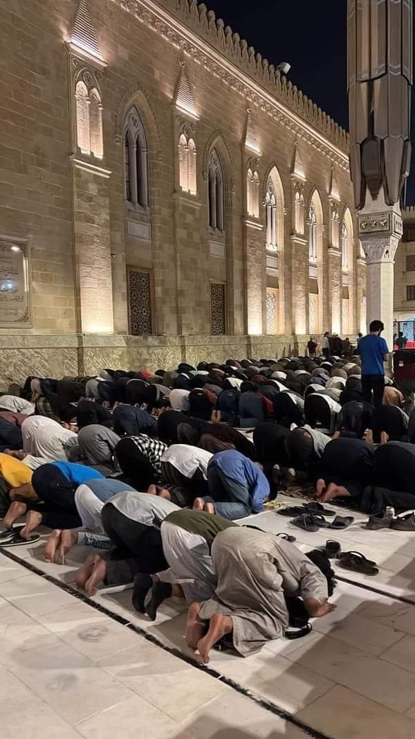 قبل قليل .. لقطات من صلاة التراويح من مسجد الحسين