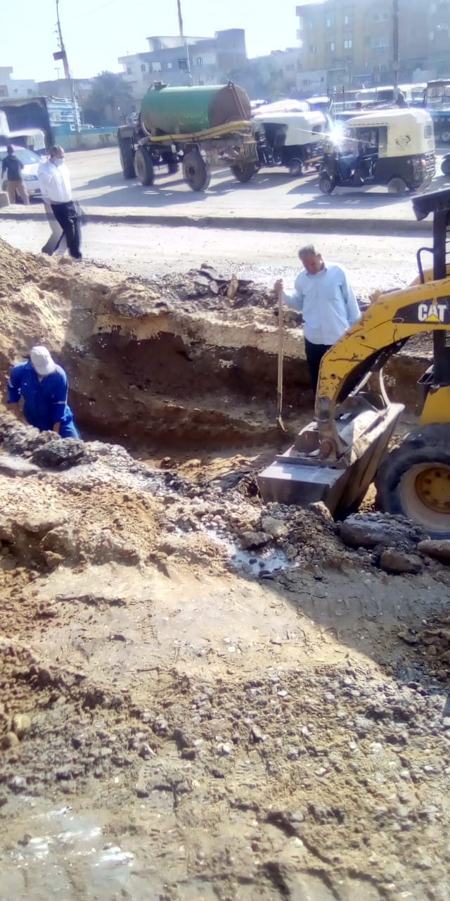  إصلاح الكسور المفاجئة في شبكات خطوط المياه بمحافظات القناة ..صور