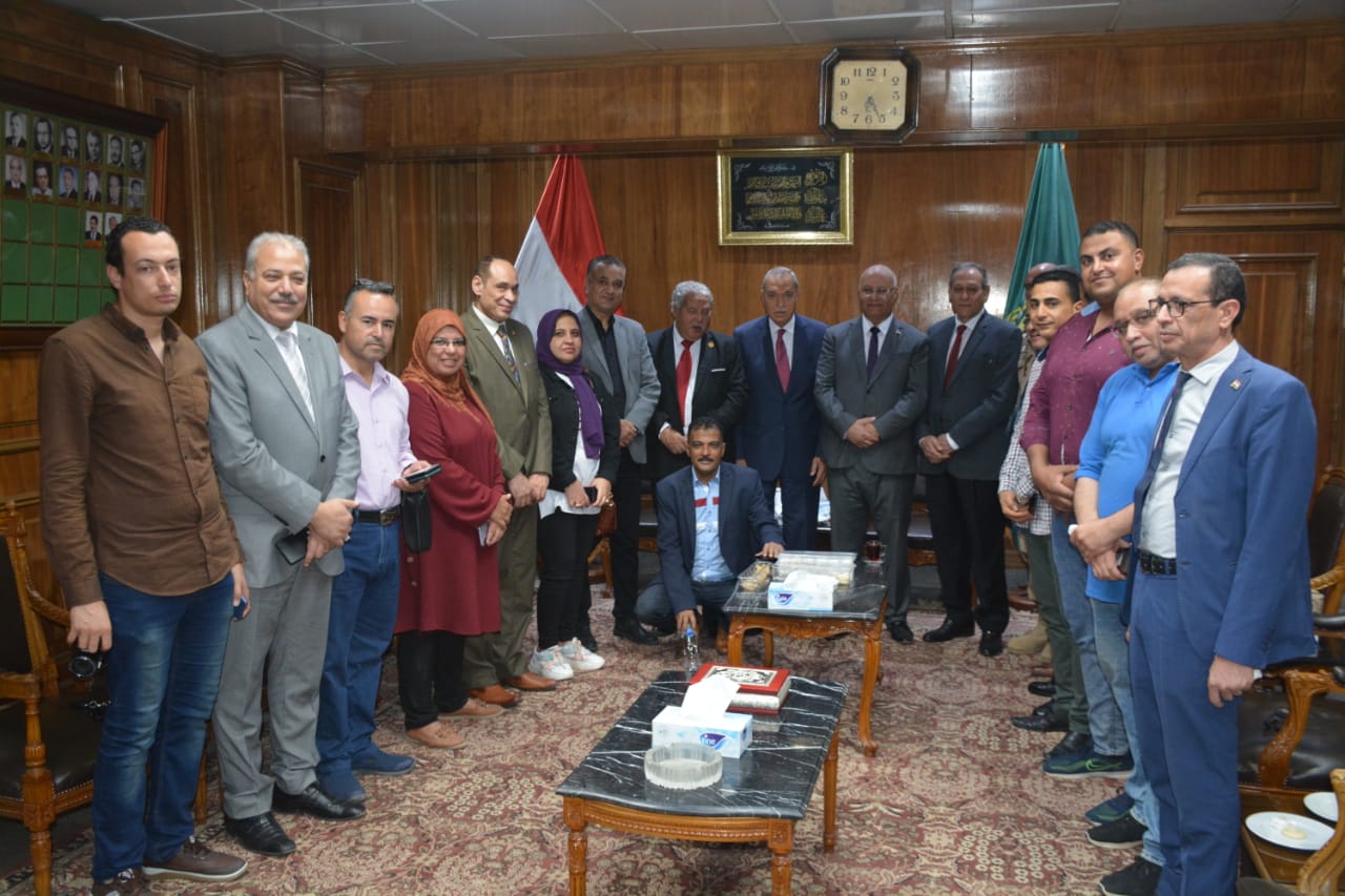 وسط فرحة كبيرة من المواطنين.. محافظ القليوبية يؤدي صلاة عيد الفطر المبارك بمسجد ناصر ببنها