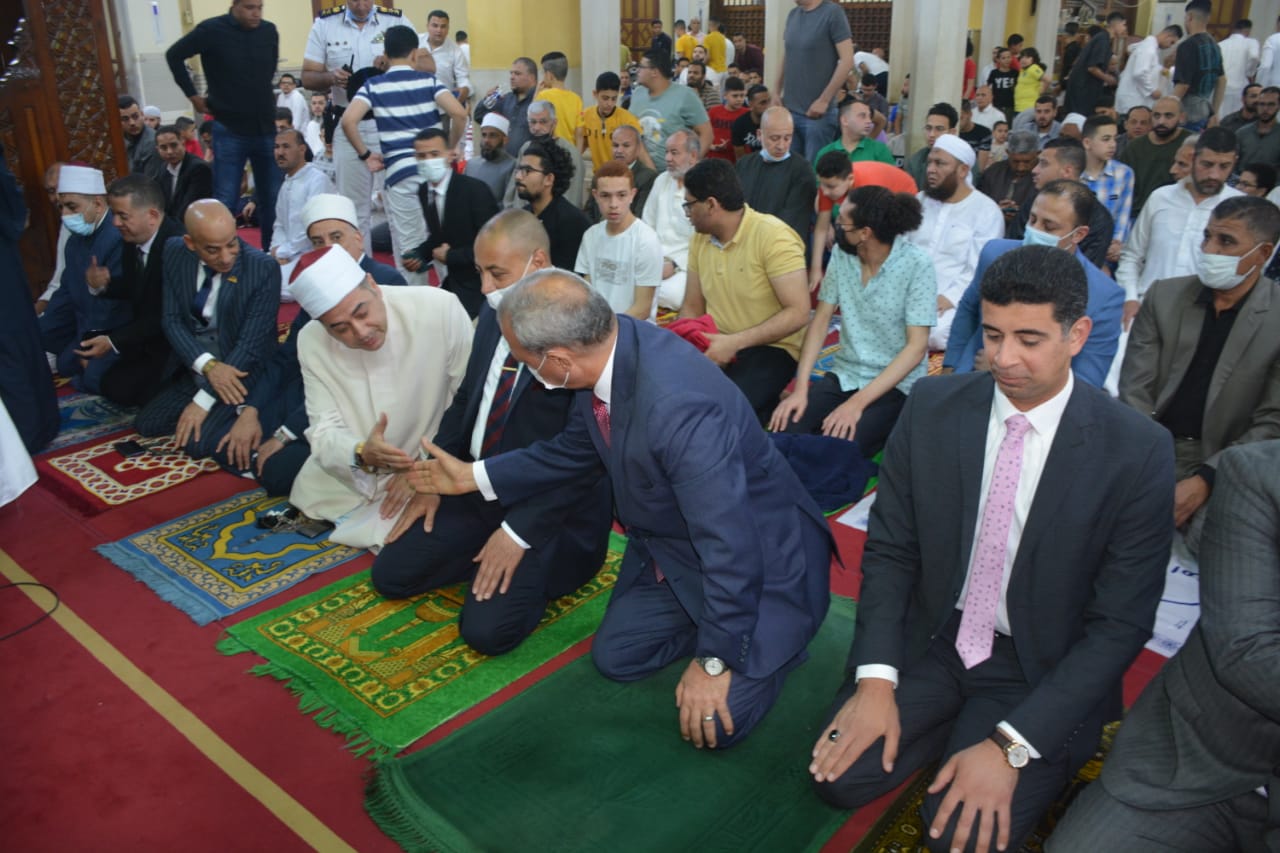 وسط فرحة كبيرة من المواطنين.. محافظ القليوبية يؤدي صلاة عيد الفطر المبارك بمسجد ناصر ببنها