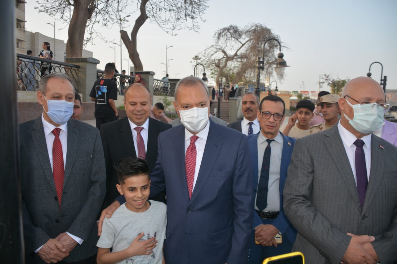 وسط فرحة كبيرة من المواطنين.. محافظ القليوبية يؤدي صلاة عيد الفطر المبارك بمسجد ناصر ببنها