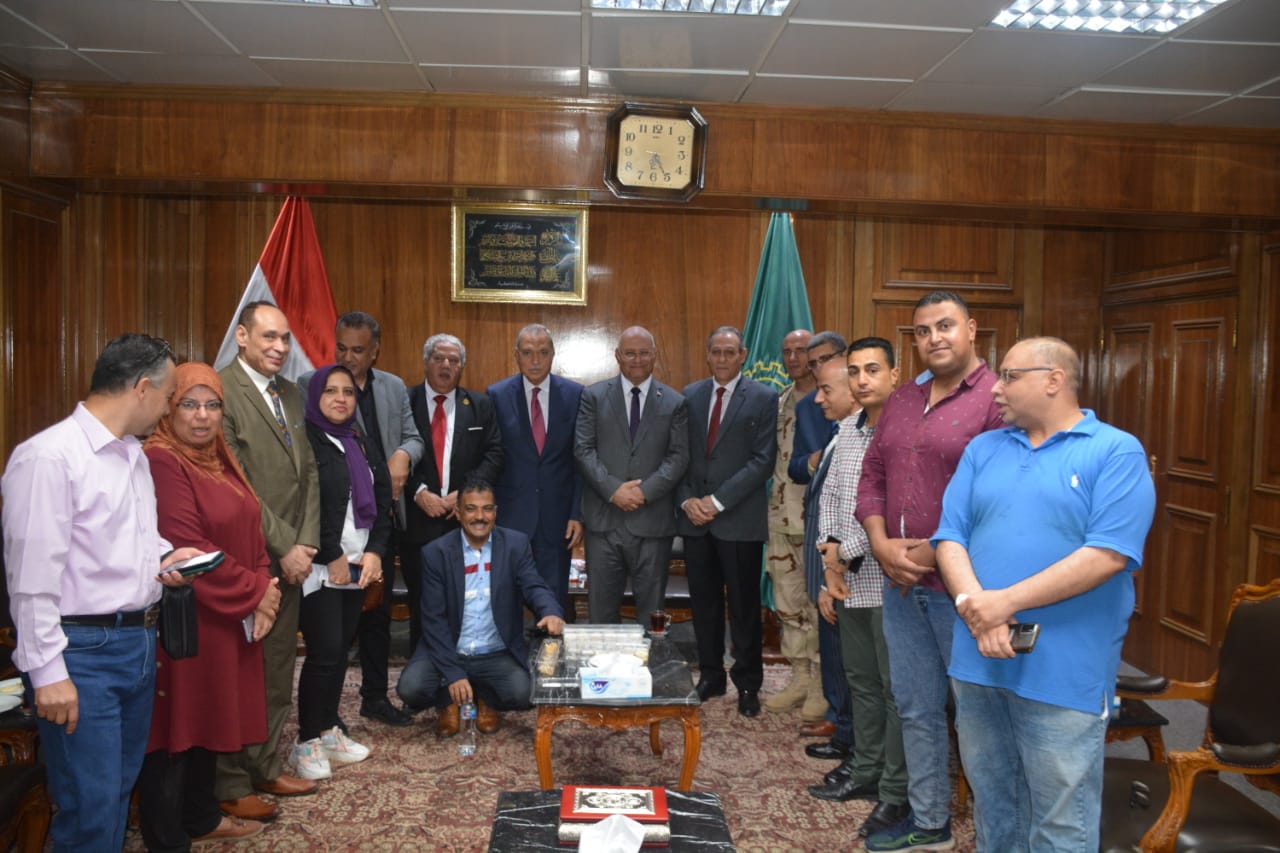 وسط فرحة كبيرة من المواطنين.. محافظ القليوبية يؤدي صلاة عيد الفطر المبارك بمسجد ناصر ببنها