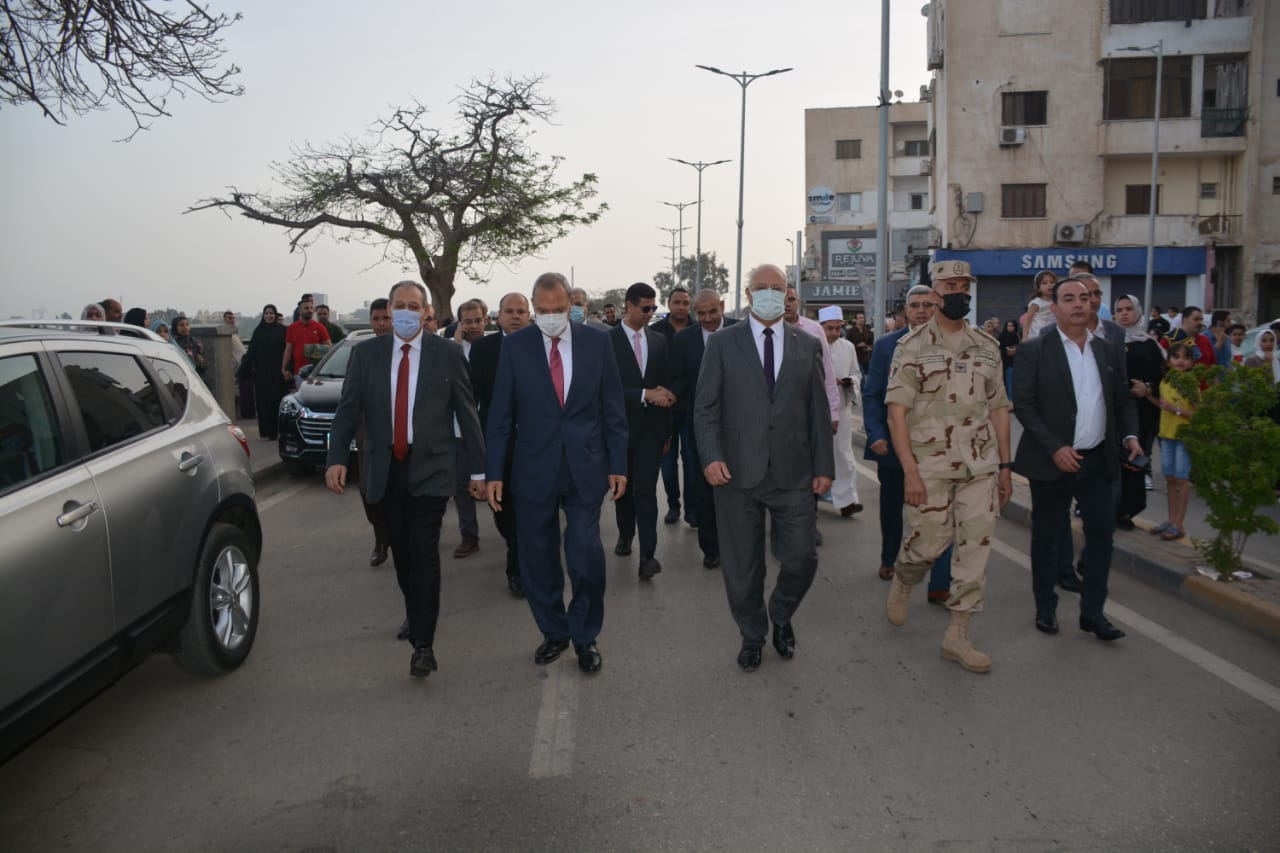 وسط فرحة كبيرة من المواطنين.. محافظ القليوبية يؤدي صلاة عيد الفطر المبارك بمسجد ناصر ببنها