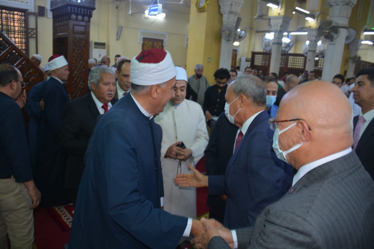 وسط فرحة كبيرة من المواطنين.. محافظ القليوبية يؤدي صلاة عيد الفطر المبارك بمسجد ناصر ببنها