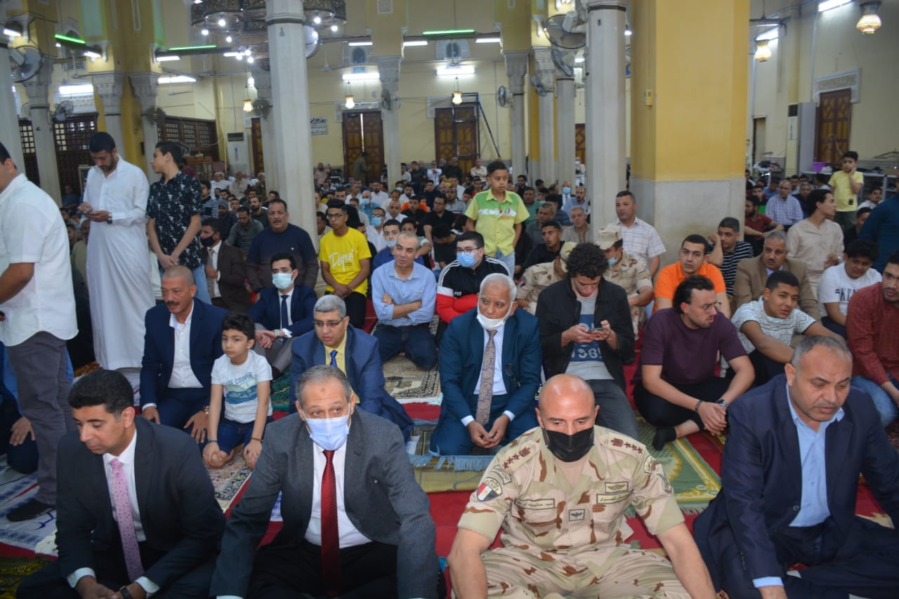 وسط فرحة كبيرة من المواطنين.. محافظ القليوبية يؤدي صلاة عيد الفطر المبارك بمسجد ناصر ببنها