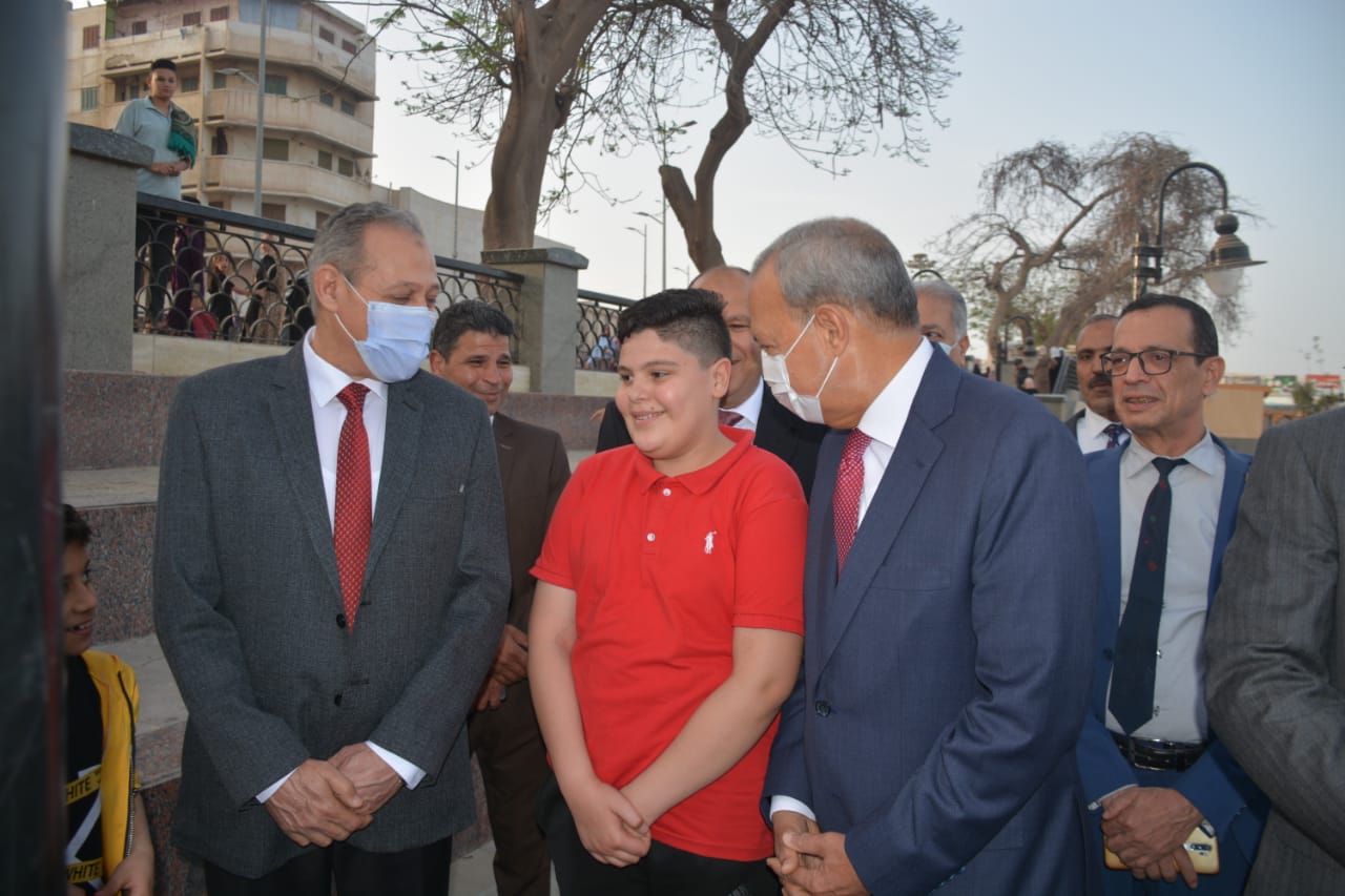 وسط فرحة كبيرة من المواطنين.. محافظ القليوبية يؤدي صلاة عيد الفطر المبارك بمسجد ناصر ببنها