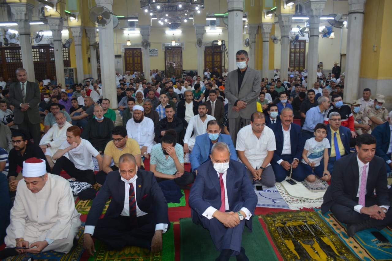 وسط فرحة كبيرة من المواطنين.. محافظ القليوبية يؤدي صلاة عيد الفطر المبارك بمسجد ناصر ببنها