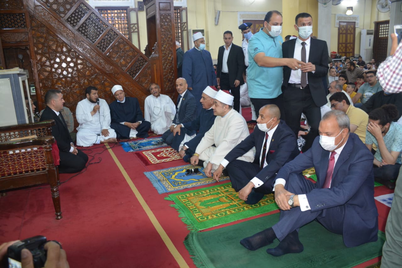 وسط فرحة كبيرة من المواطنين.. محافظ القليوبية يؤدي صلاة عيد الفطر المبارك بمسجد ناصر ببنها