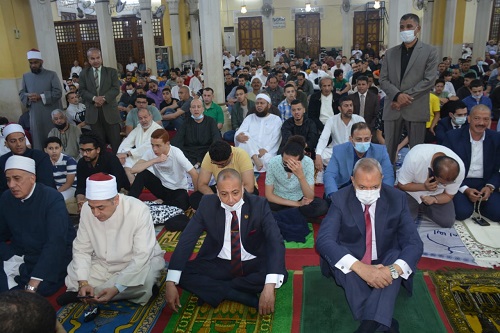 وسط فرحة كبيرة من المواطنين.. محافظ القليوبية يؤدي صلاة عيد الفطر المبارك بمسجد ناصر ببنها