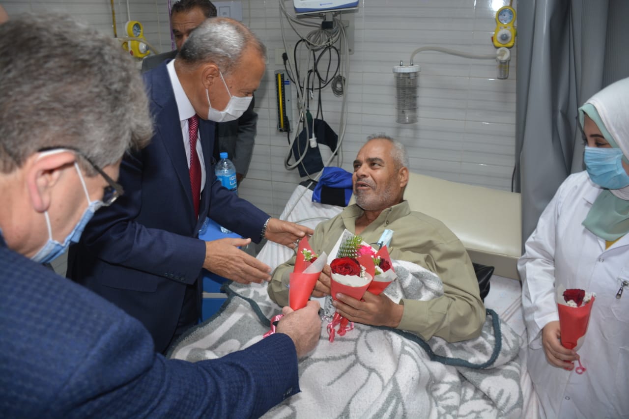 محافظ القليوبية يشارك الأيتام والمسنين والمرضى الاحتفال بأول يوم عيد الفطر المبارك.. صور