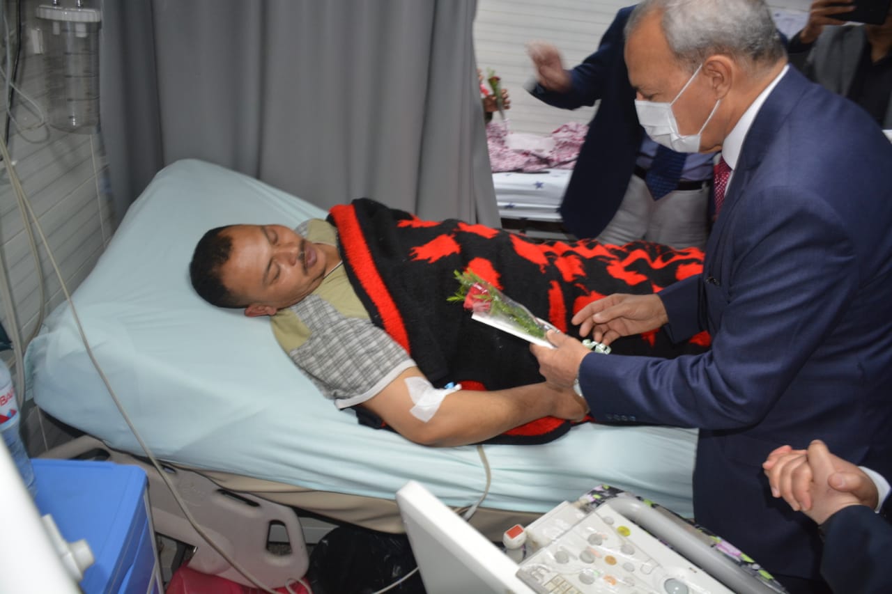 محافظ القليوبية يشارك الأيتام والمسنين والمرضى الاحتفال بأول يوم عيد الفطر المبارك.. صور
