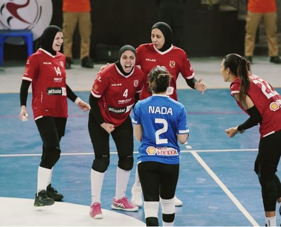 سييدات الأهلي فى الطائرة