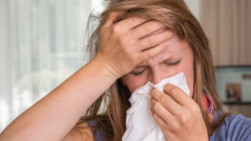 مصابة بنزلة برد - صورة تعبيرية