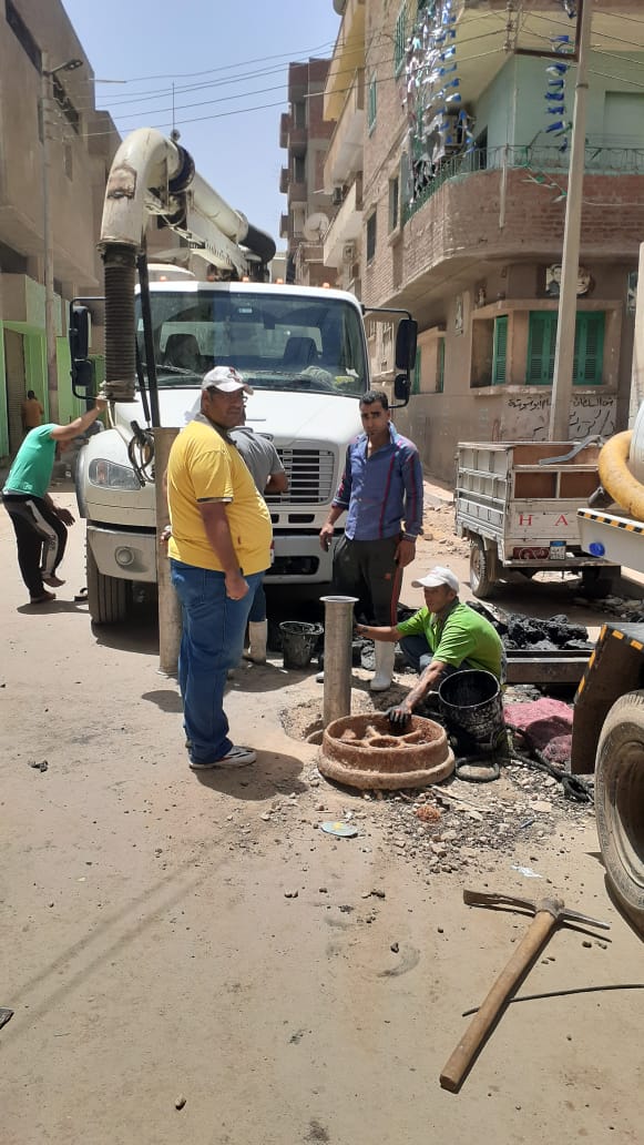 تطهير شبكات وخطوط الصرف الصحى بشبين الكوم 