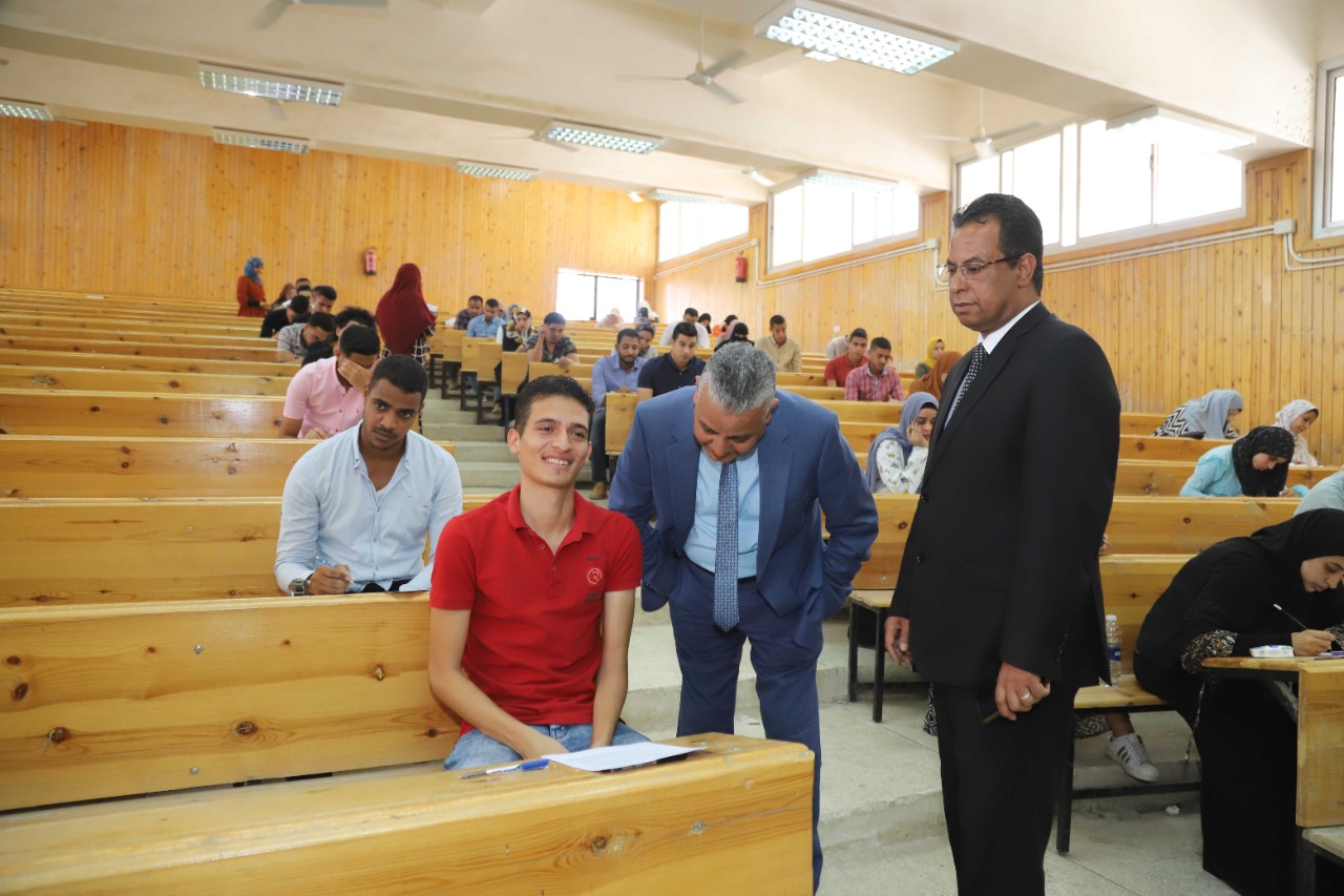 رئيس جامعة جنوب الوادي يتفقد لجان الامتحانات بكلية الحقوق
