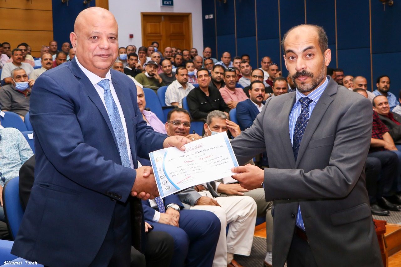 رئيس هيئة ميناء دمياط يعقد يجتمع بالعاملين ويكرم المتميزين  