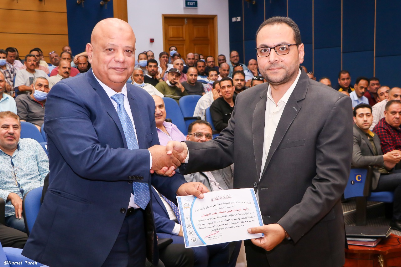 رئيس هيئة ميناء دمياط يعقد يجتمع بالعاملين ويكرم المتميزين  