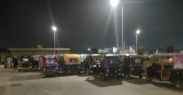 مندور: جهاز بدر يتحفظ على 21 توك توك فى حملة ليلية بالتعاون مع قسم الشرطة.. بالصور
