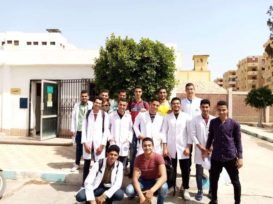 محمد مع زملاءه فى آخر يوم دراسي بمدرسة مياه الشرب بقويسنا