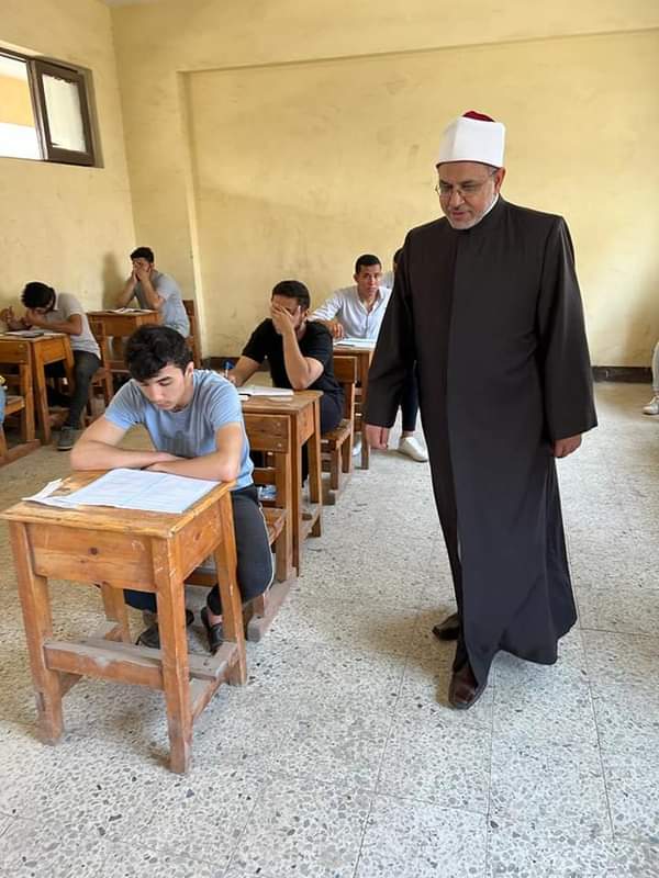 رئيس قطاع المعاهد يتفقد لجان الشهادة الثانوية بالقاهرة 