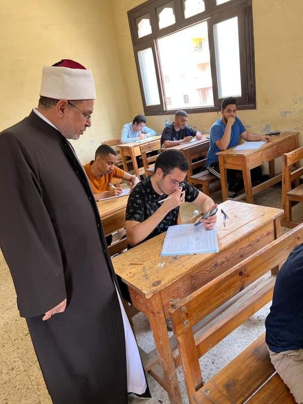 رئيس قطاع المعاهد يتفقد لجان الشهادة الثانوية بالقاهرة 