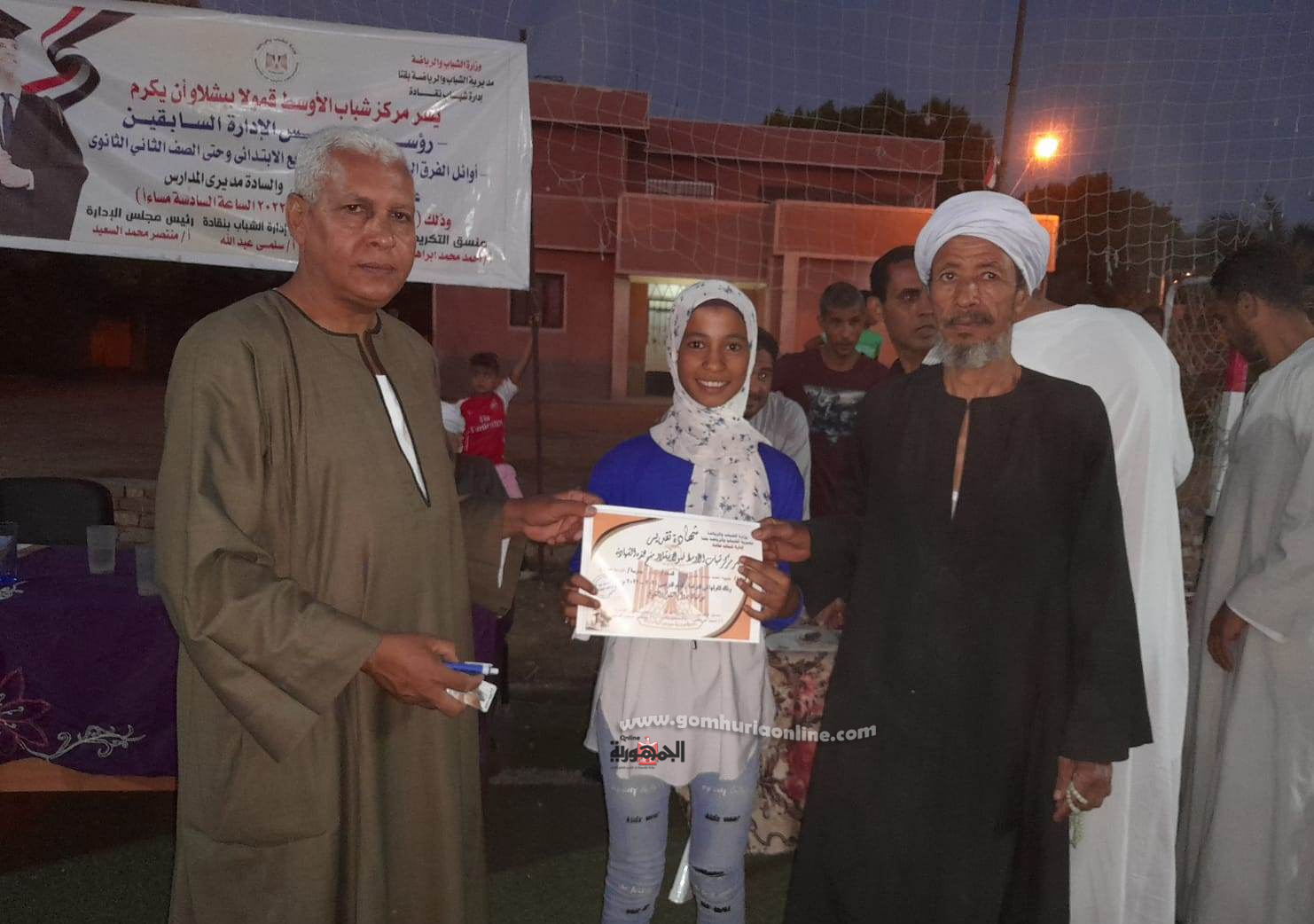 مركز شباب الأوسط قمولا بقنا يكرم أوائل الطلبة بمختلف المراحل التعليمية