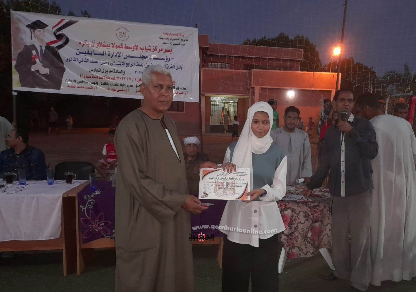 مركز شباب الأوسط قمولا بقنا يكرم أوائل الطلبة بمختلف المراحل التعليمية